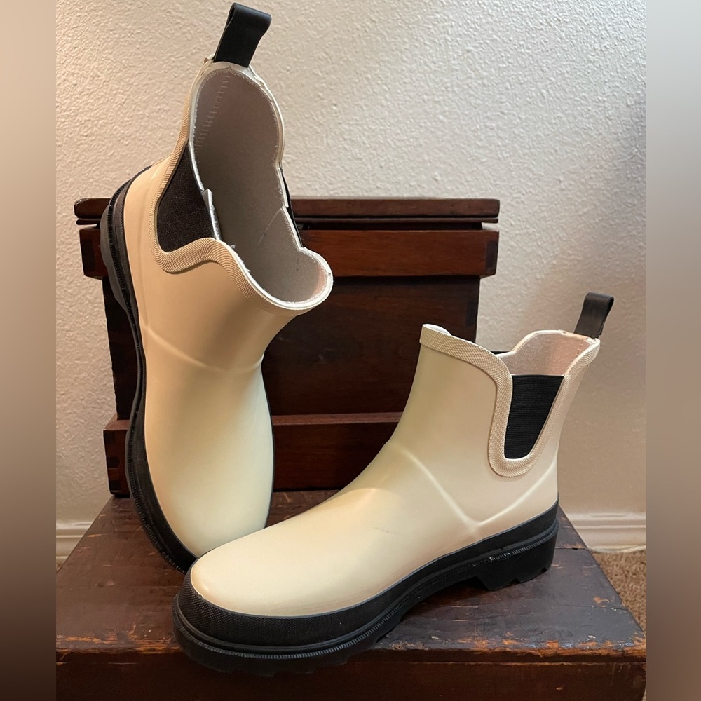 Women’s Time and Tru Chelsea Rain-boots Size 7